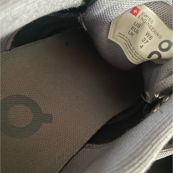 Size 6 on cloud running shoes - Picture 6 of 6